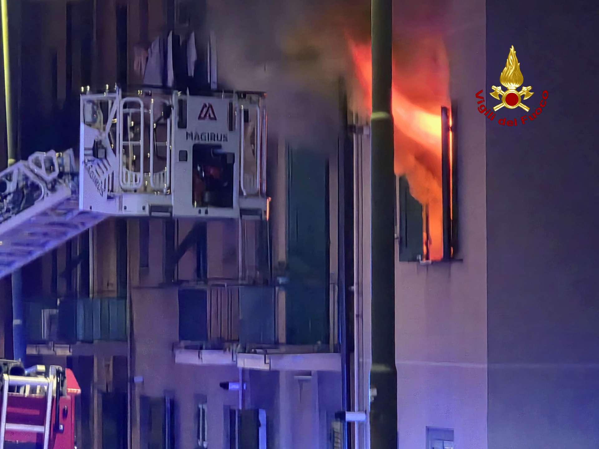 Incendio in appartamento a Oregina: finestra in fiamme cade in strada