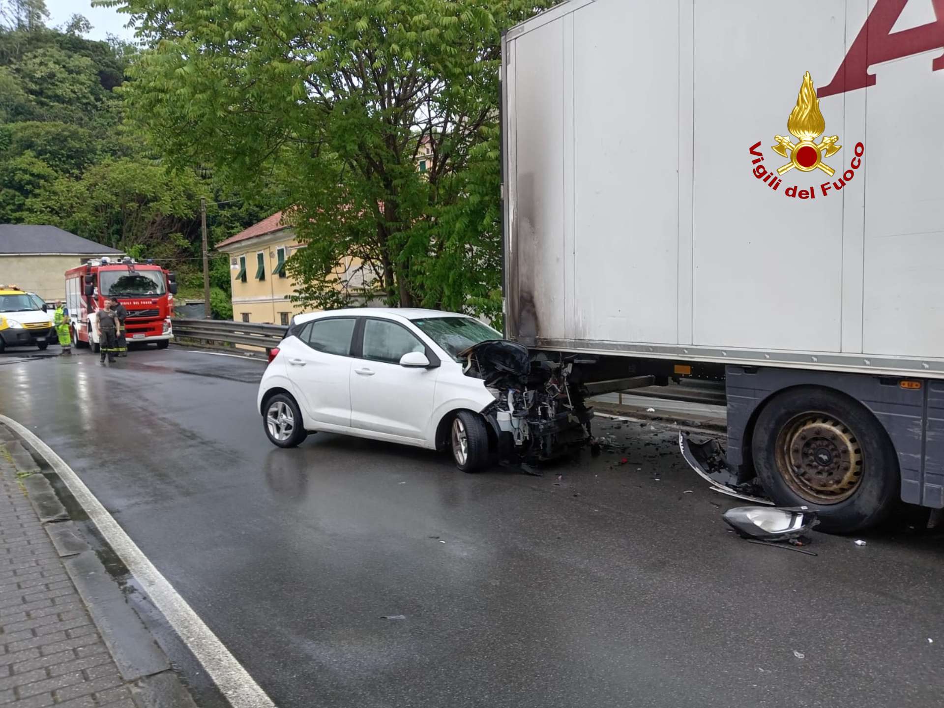 Incidente a Morego, auto tampona un camion e prende fuoco