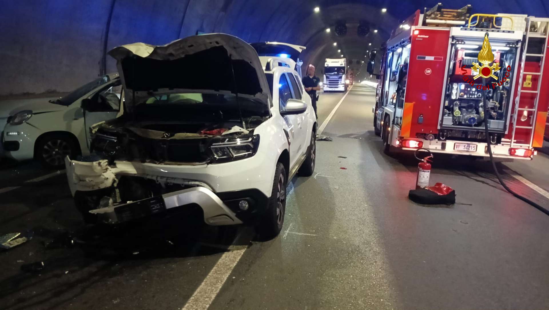 Incidente tra un camion e due macchine nella galleria degli Erzelli, un ferito