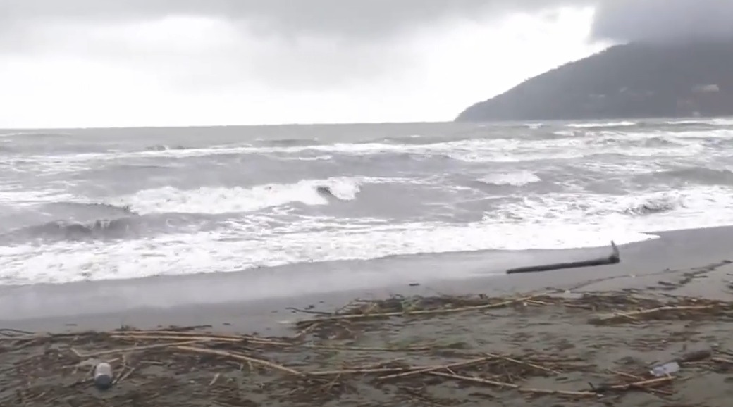 La spiaggia di Marinella dopo maltempo e mareggiata