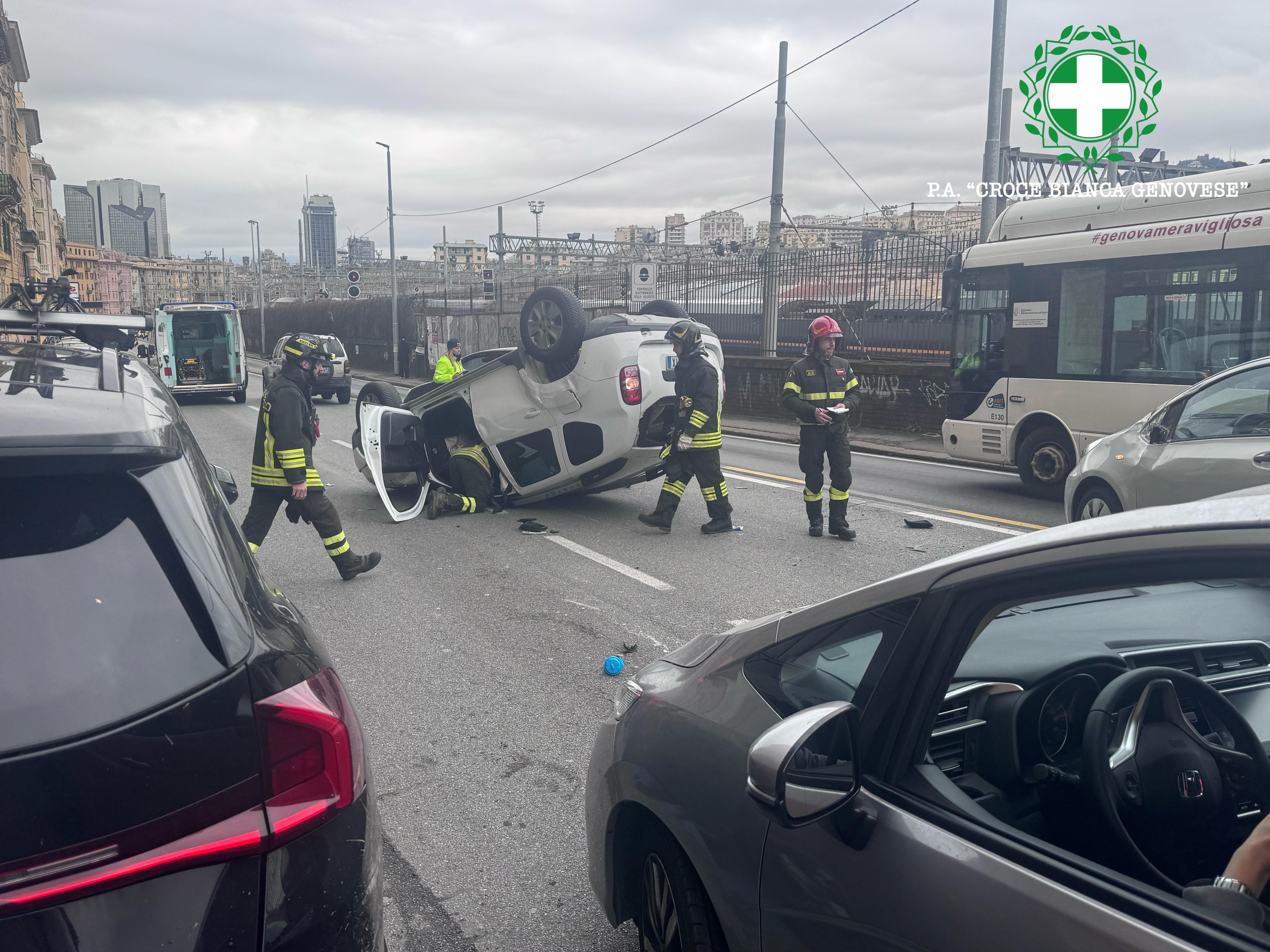 Auto si ribalta in via Tolemaide: coppia di anziani all'ospedale