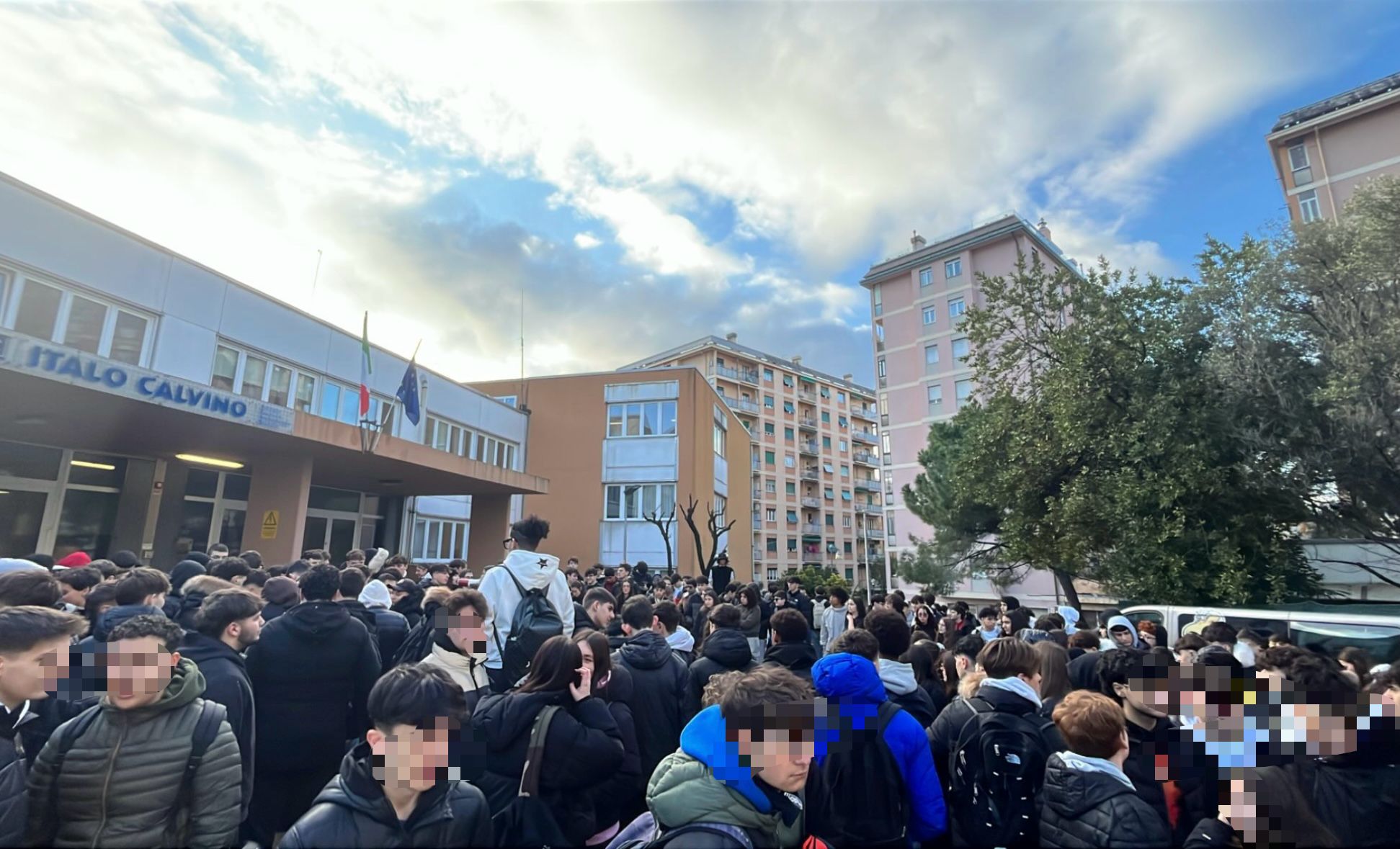 Molti giovani davanti a un edificio scolastico