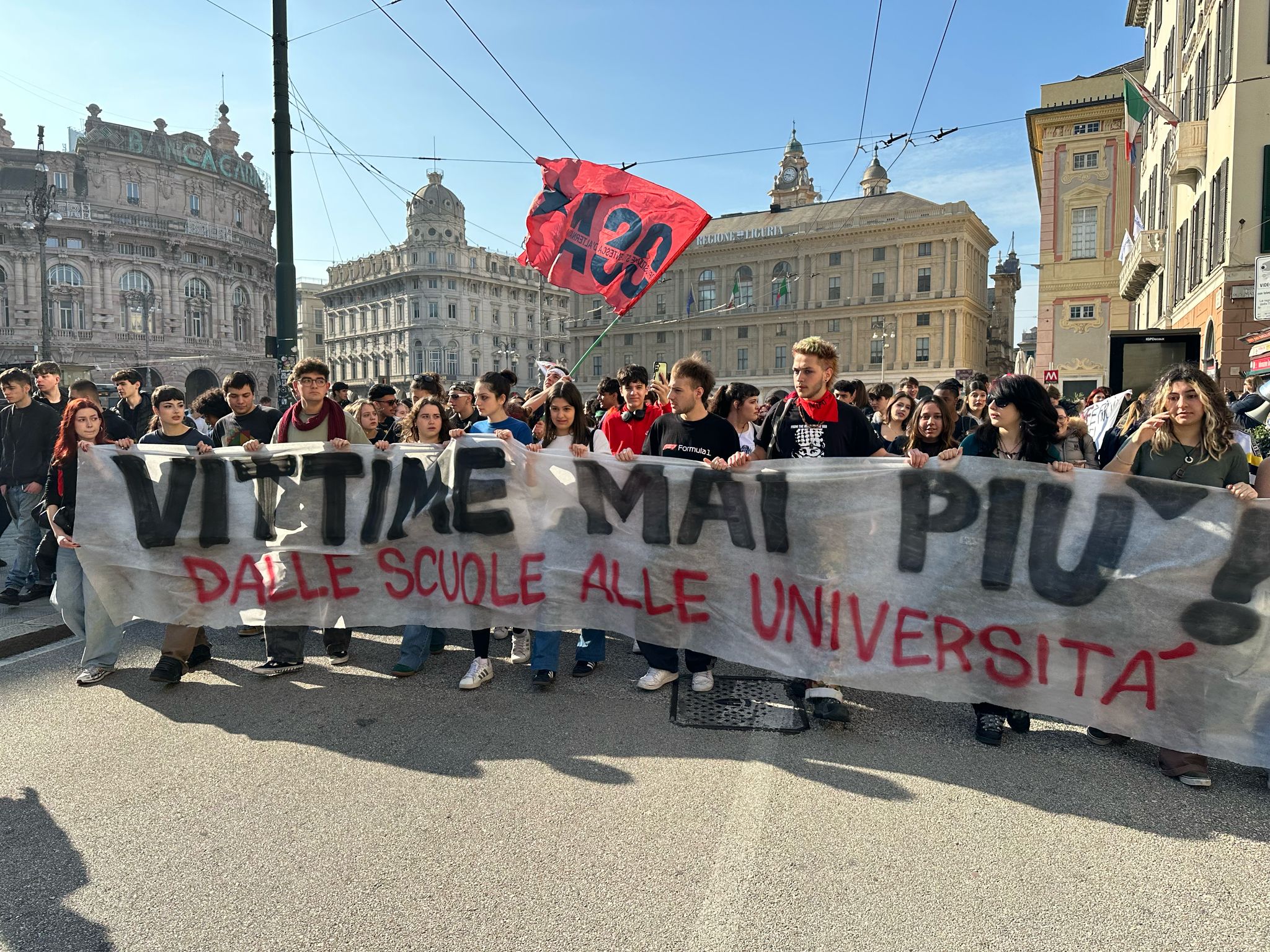 Studenti contro la violenza nelle scuole. In mille in piazza a Genova: 