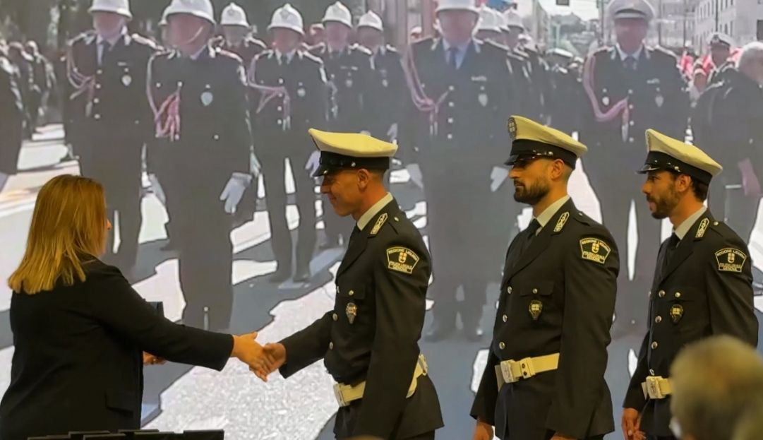 Polizia locale, premiati 16 agenti: tra loro anche gli eroi del sottopasso allagato