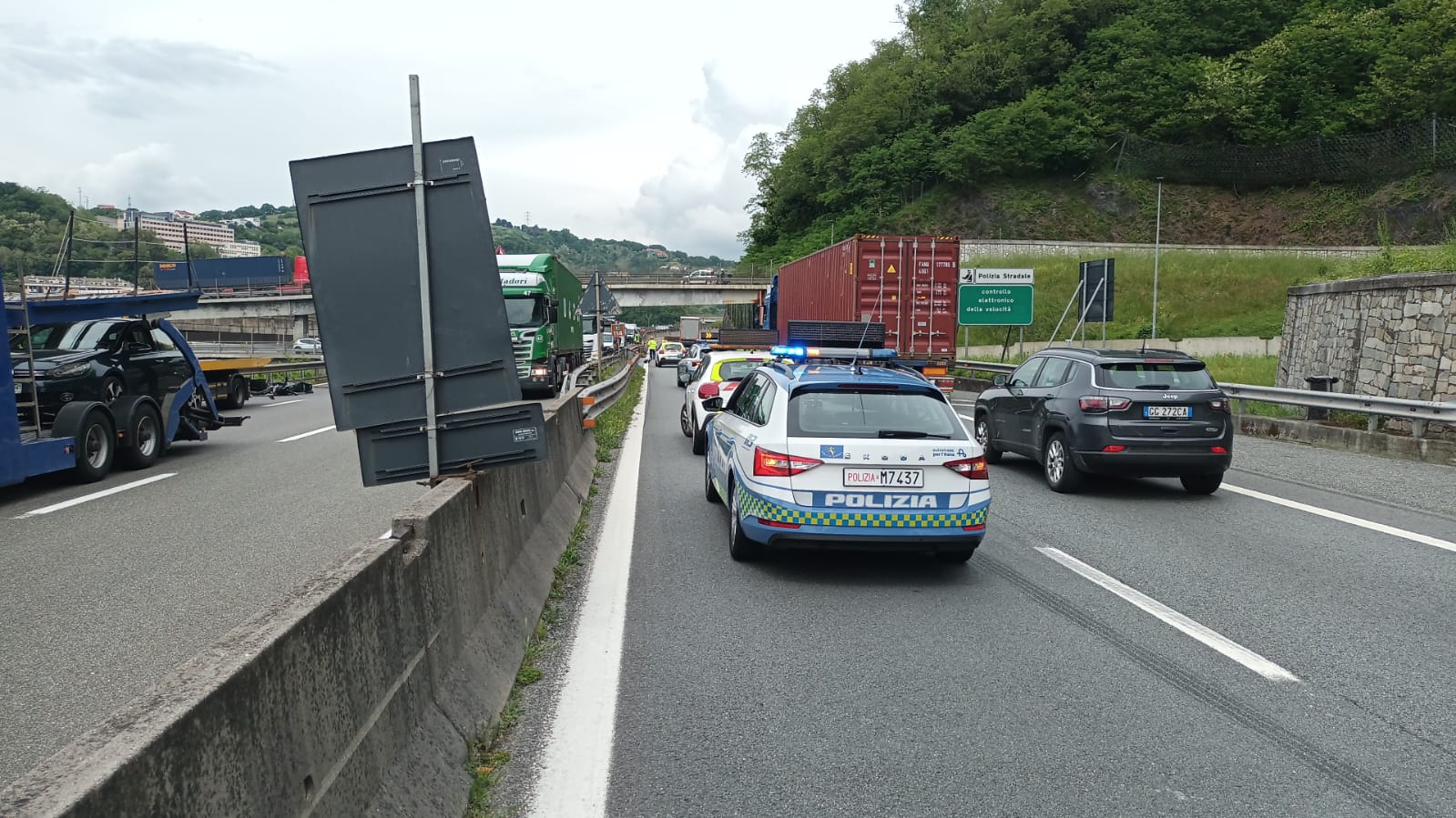 Incidente sull'A7: motociclista contro guardrail, sbalzata nella carreggiata opposta. È gravissima