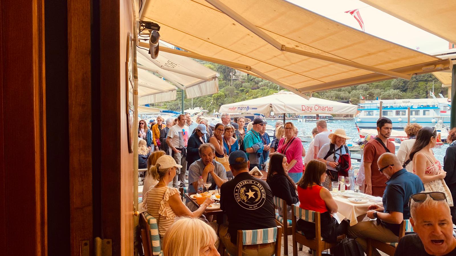 Portofino invasa dai turisti, il ristoratore: