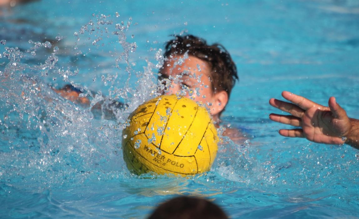 Gara di nuoto tra bimbi finisce in rissa: due mamme arrivano alle mani