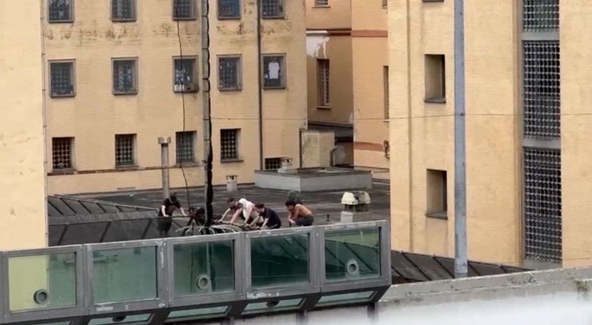 Rivolta nel carcere di Marassi, la vendetta per un presunto stupro tra detenuti