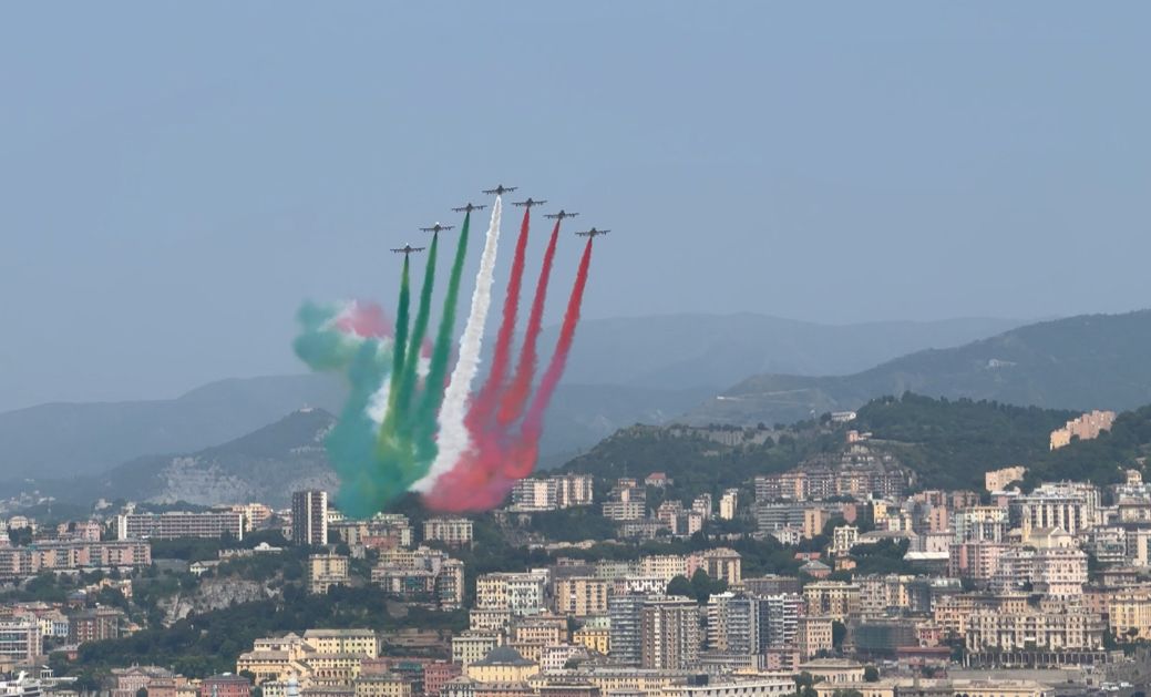 Le Frecce Tricolori nel cielo di Genova. Il video da Terrazza Colombo