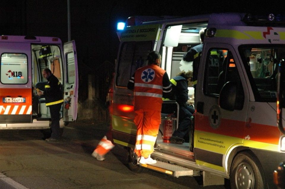 Incidente sulla provinciale a Savignone, auto si ribalta: grave una ragazza