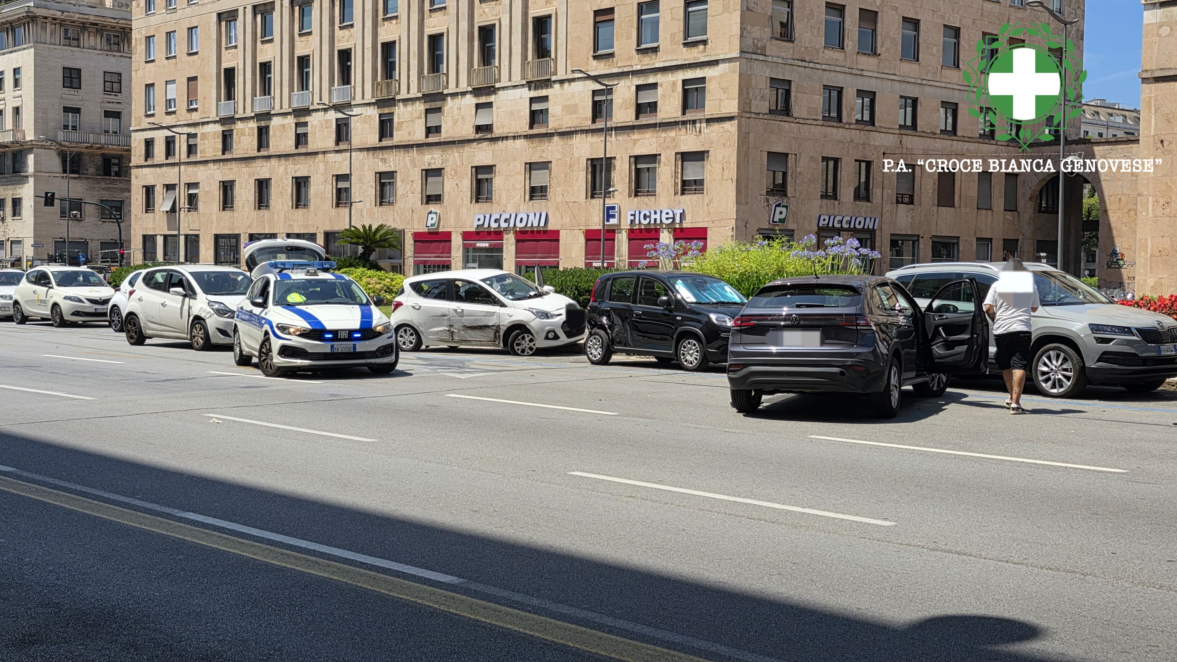 Perde il controllo dell'auto e va a sbattere contro i veicoli parcheggiati, nessun ferito ma molti danni