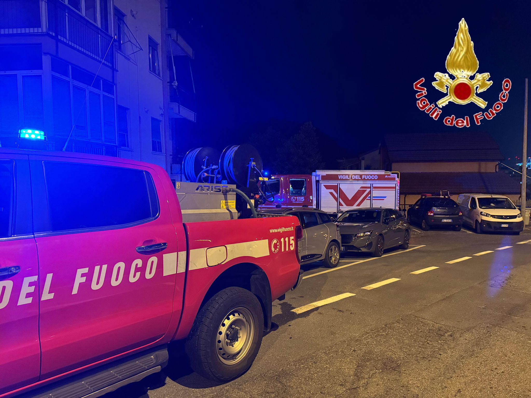 Divano in fiamme in un appartamento, una donna all'ospedale