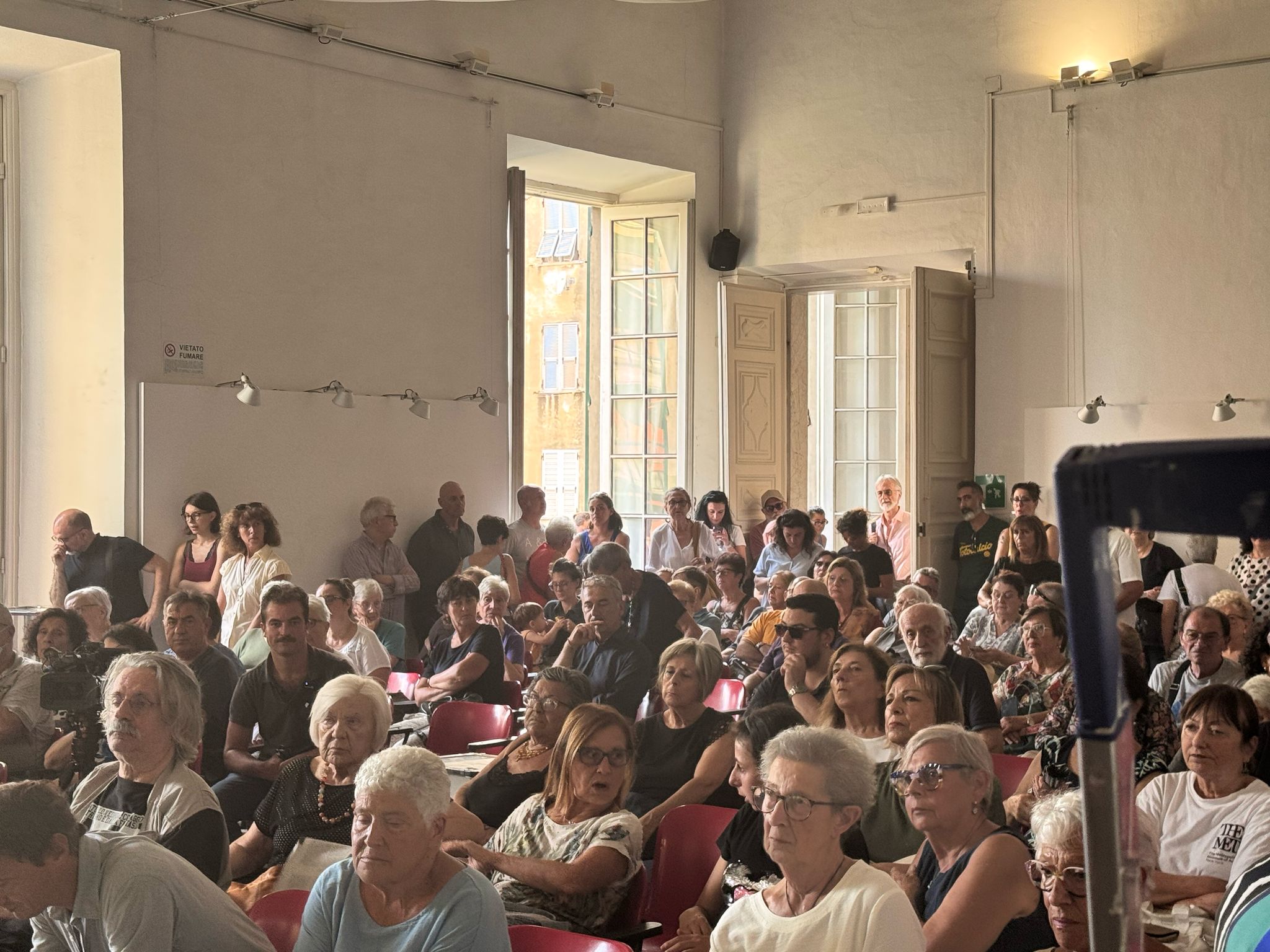 Forno elettrico, in 200 all'assemblea pubblica a Cornigliano. Dubbi e perplessità