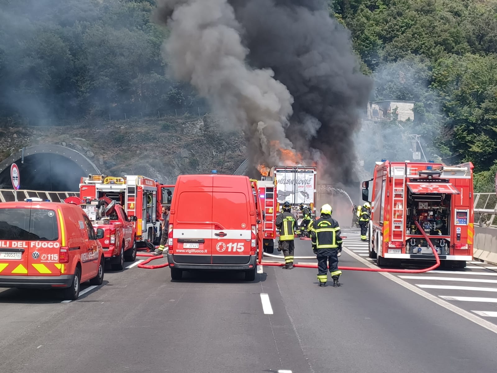 A26, schianto tra camion che prendono fuoco. Autista ustionato: tratto riaperto dopo sei ore