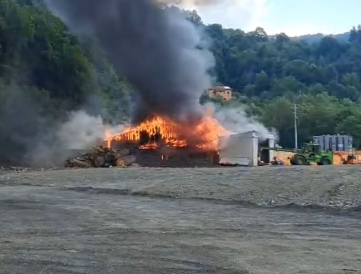 Distrutta dalle fiamme una falegnameria a Torriglia