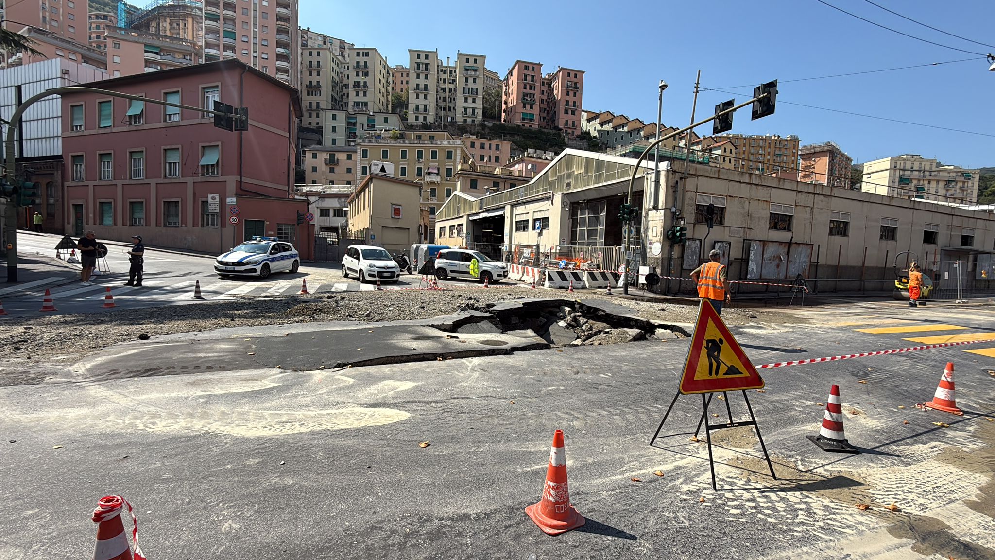Esplode tubatura all'incrocio, via Montaldo senz'acqua: allertata la Protezione Civile