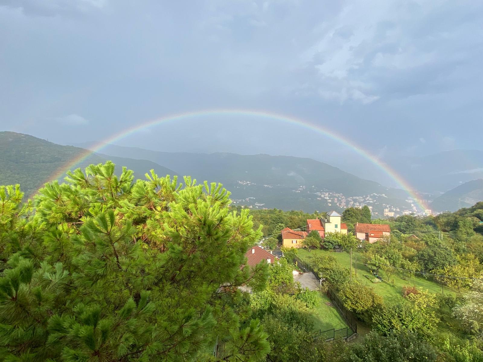 Arcobaleno a Genova dopo l'acquazzone
