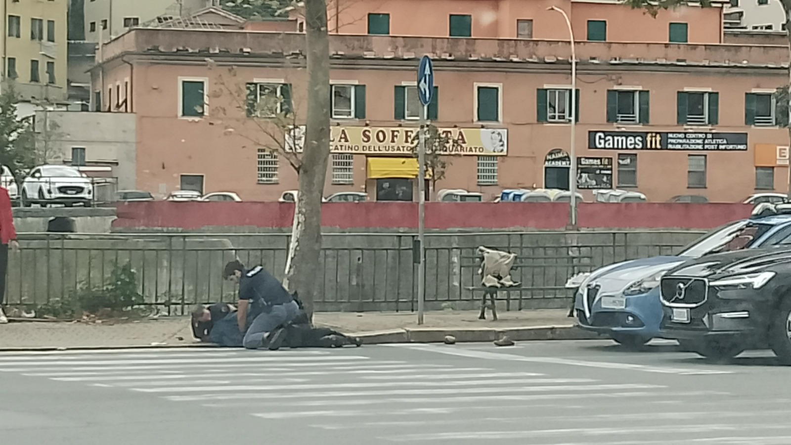 Si masturba davanti a una scuola, 25enne arrestato