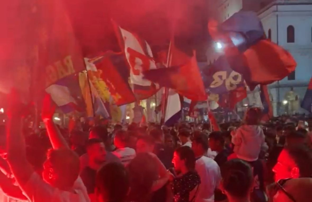 Genoa, piazza De Ferrari si tinge di rossoblù: in migliaia per i 132 anni del club