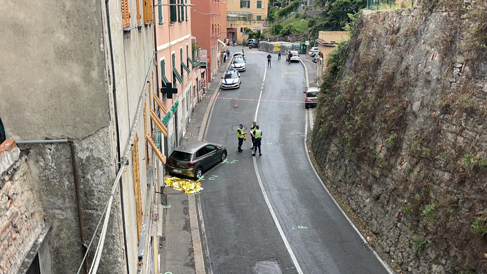 Donna muore schiacciata da un'auto parcheggiata senza freno a mano a Borgoratti
