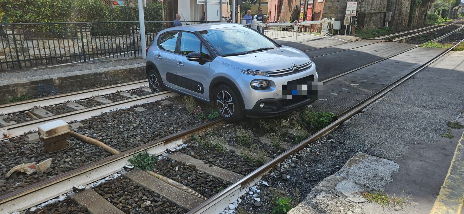 Auto senza nessuno a bordo finisce sui binari a Pontetto. Treni in ritardo