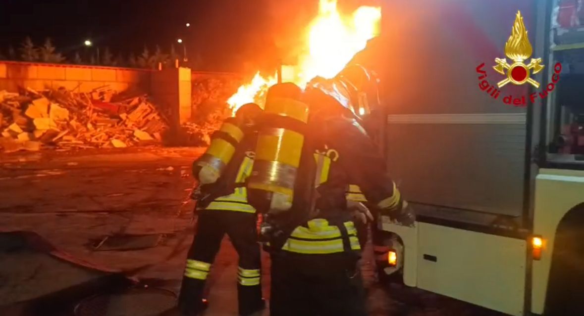 Incendio nella notte all'isola ecologica: lungo lavoro dei vigili del fuoco