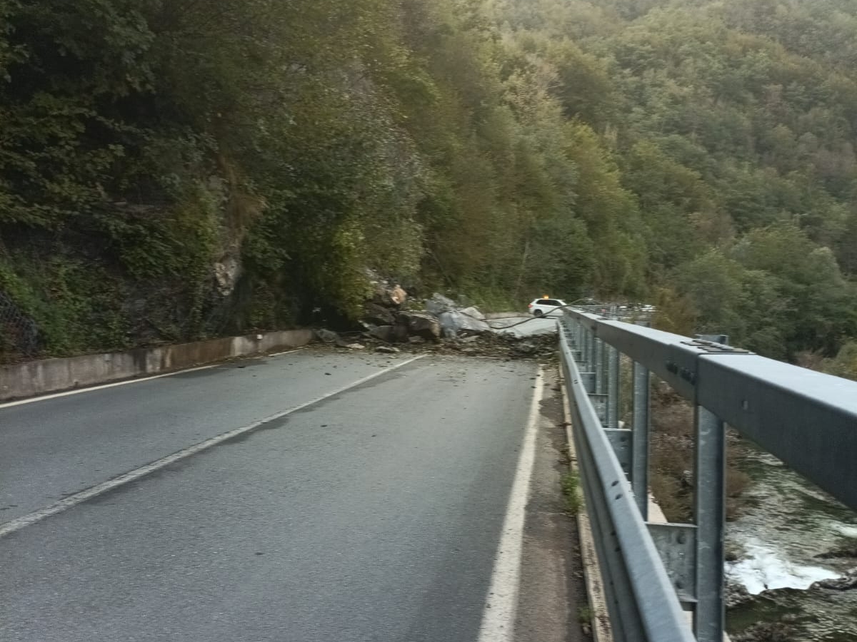 Frana sulla statale della Val Trebbia. Strada chiusa in entrambe le direzioni