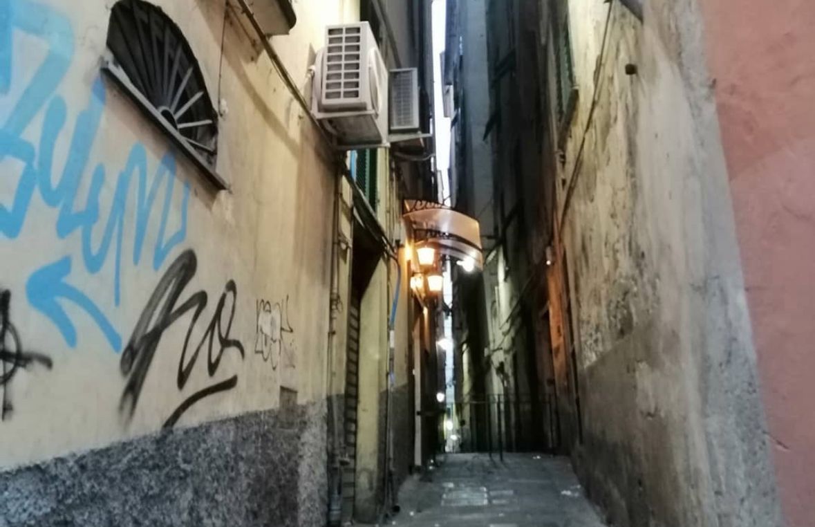 Sentinelle e fortini, così gli spacciatori tengono sotto scacco vico Croce Bianca (e da 20 anni la situazione non cambia)