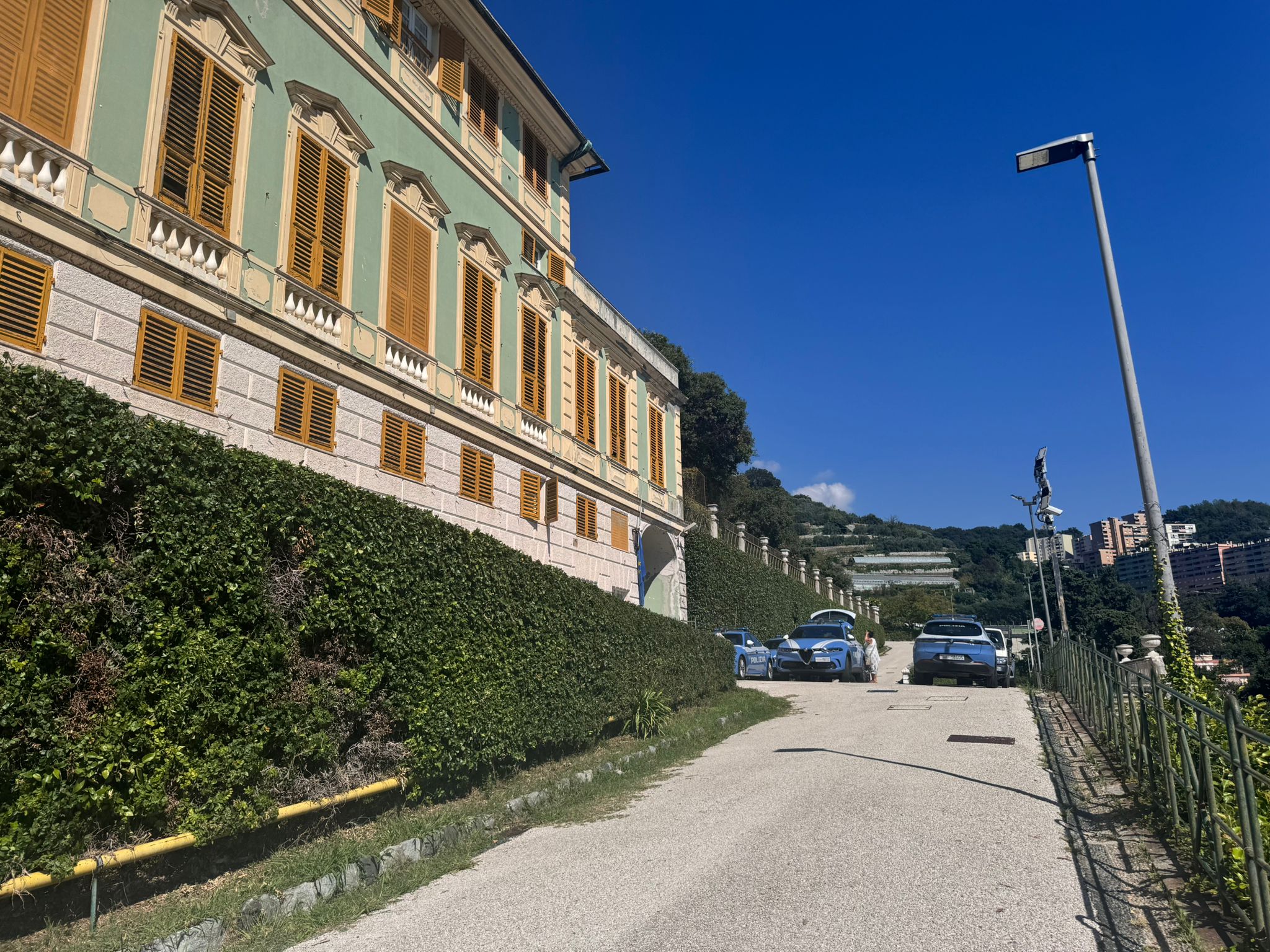 Dramma a scuola a Genova, bimbo di sette anni cade dal secondo piano: lotta tra la vita e la morte