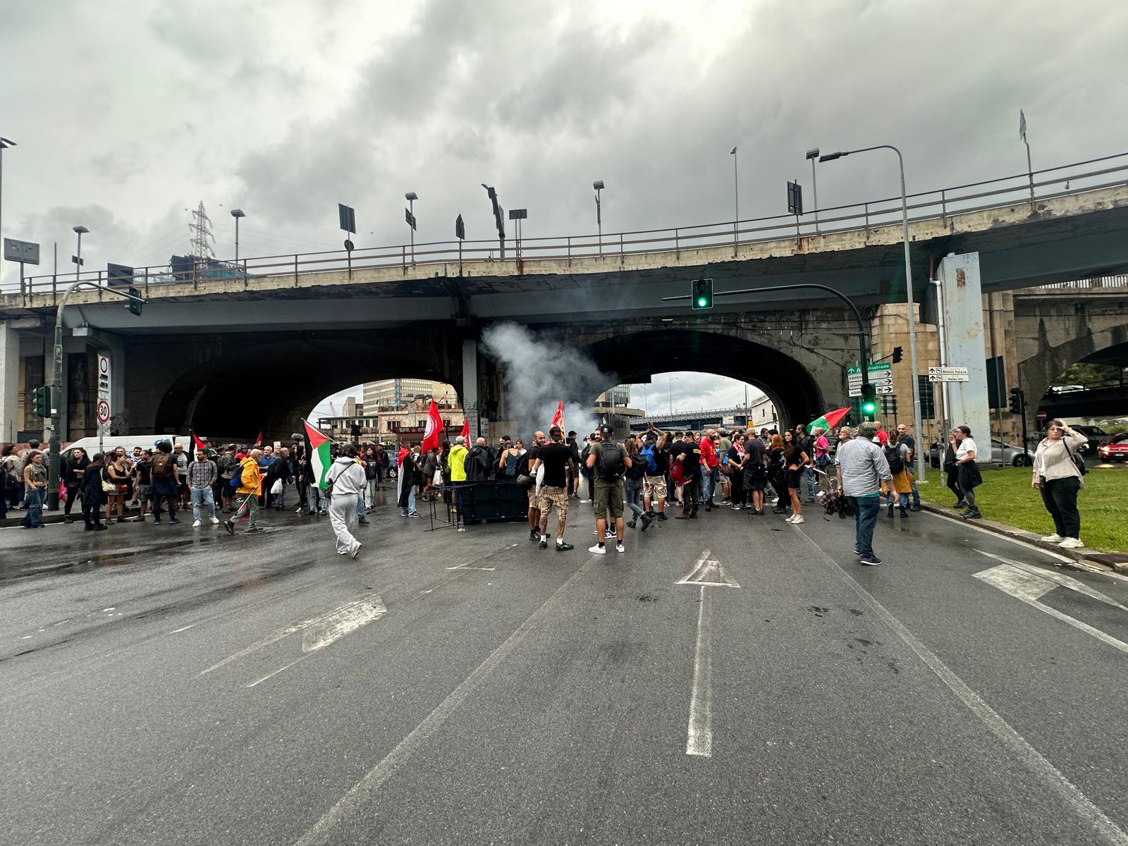 Oggi sciopero generale per Gaza, manifestazioni confermate. Bloccato varco Albertazzi, chiusa via Balbi