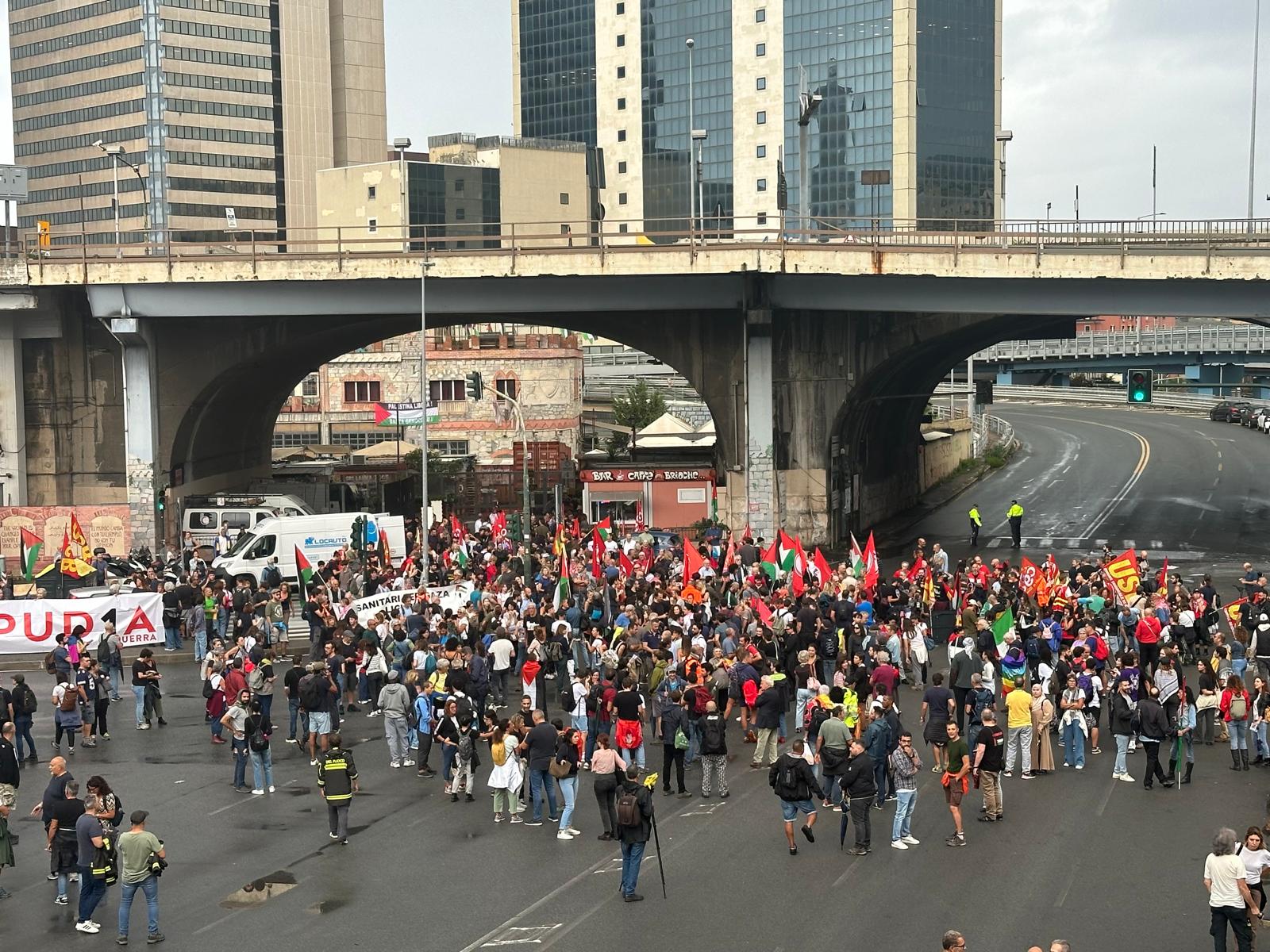 Sciopero per Gaza, tre cortei a Genova. Bloccati due varchi portuali, in migliaia in piazza