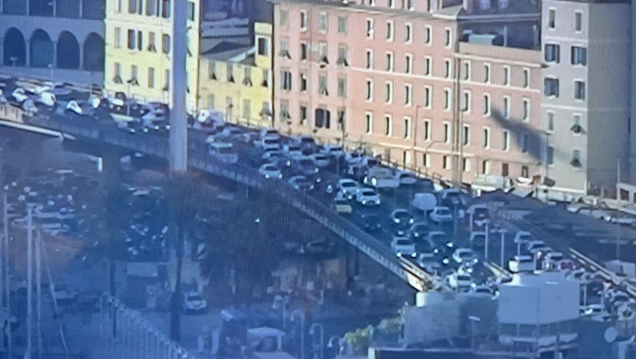 Traffico intenso, forti rallentamenti in sopraelevata