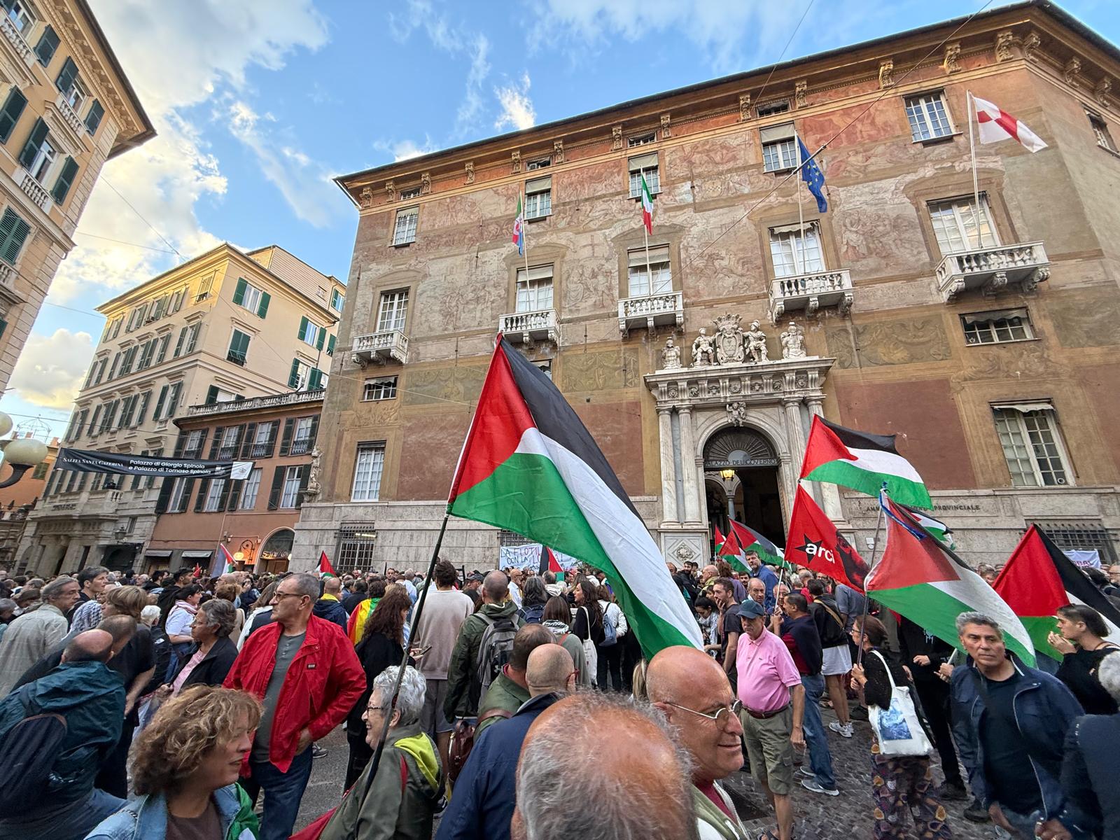 Attacco alla Sumud Flotilla, mille persone in piazza a Genova. Venerdì una nuova fiaccolata