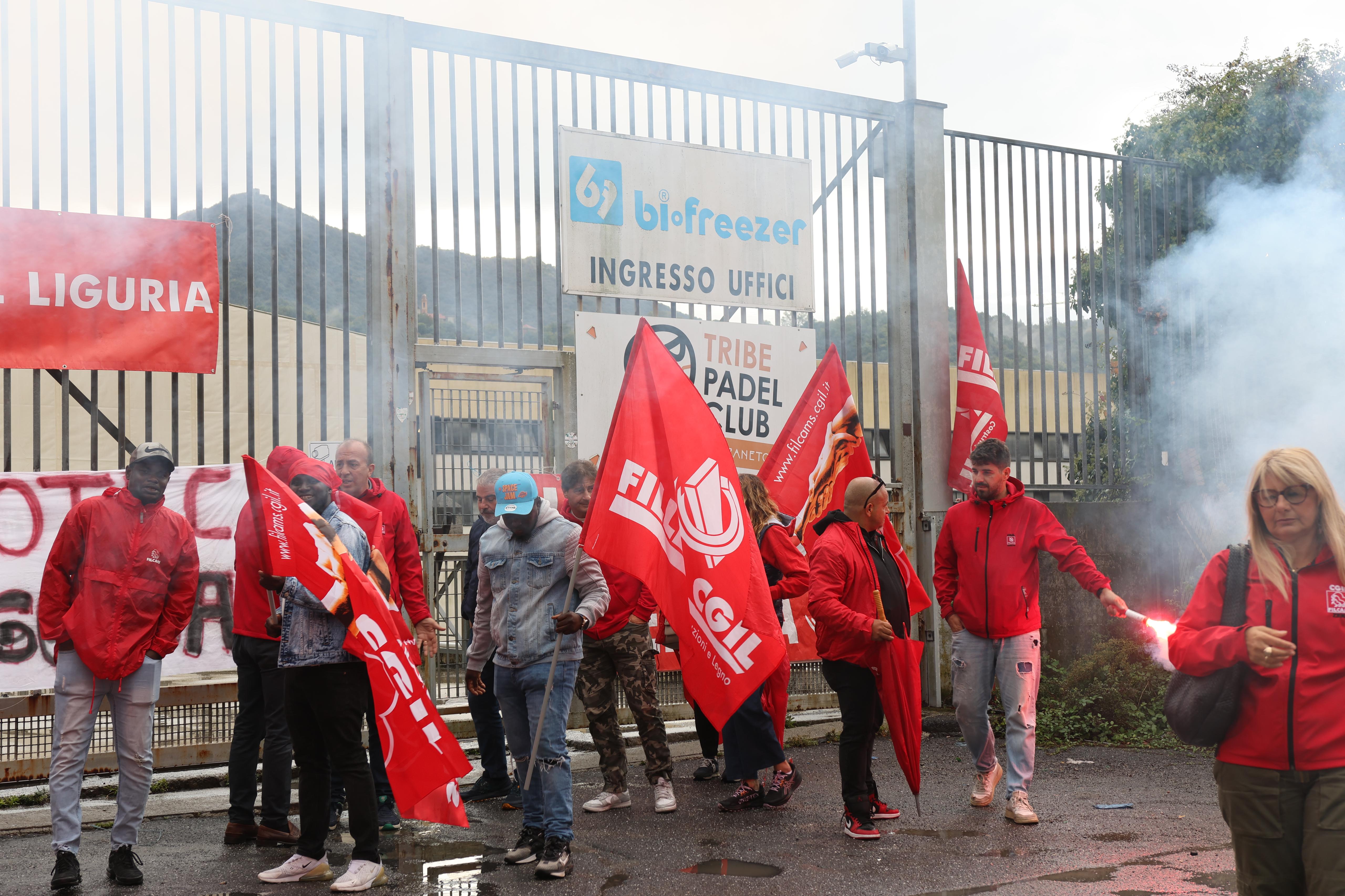 Dopo il picchetto i lavoratori della Socotec bloccano per mezz'ora l'entrata di Genova Ovest