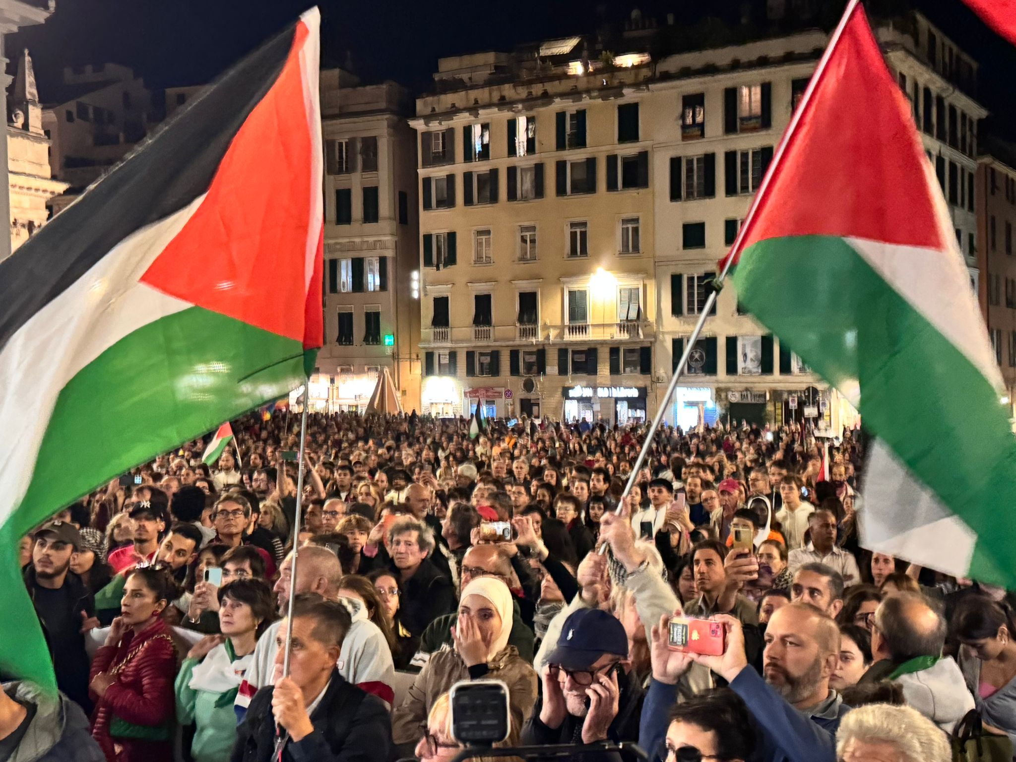 Fiaccolata per Gaza, più di 25mila persone in piazza. Bloccata nave israeliana