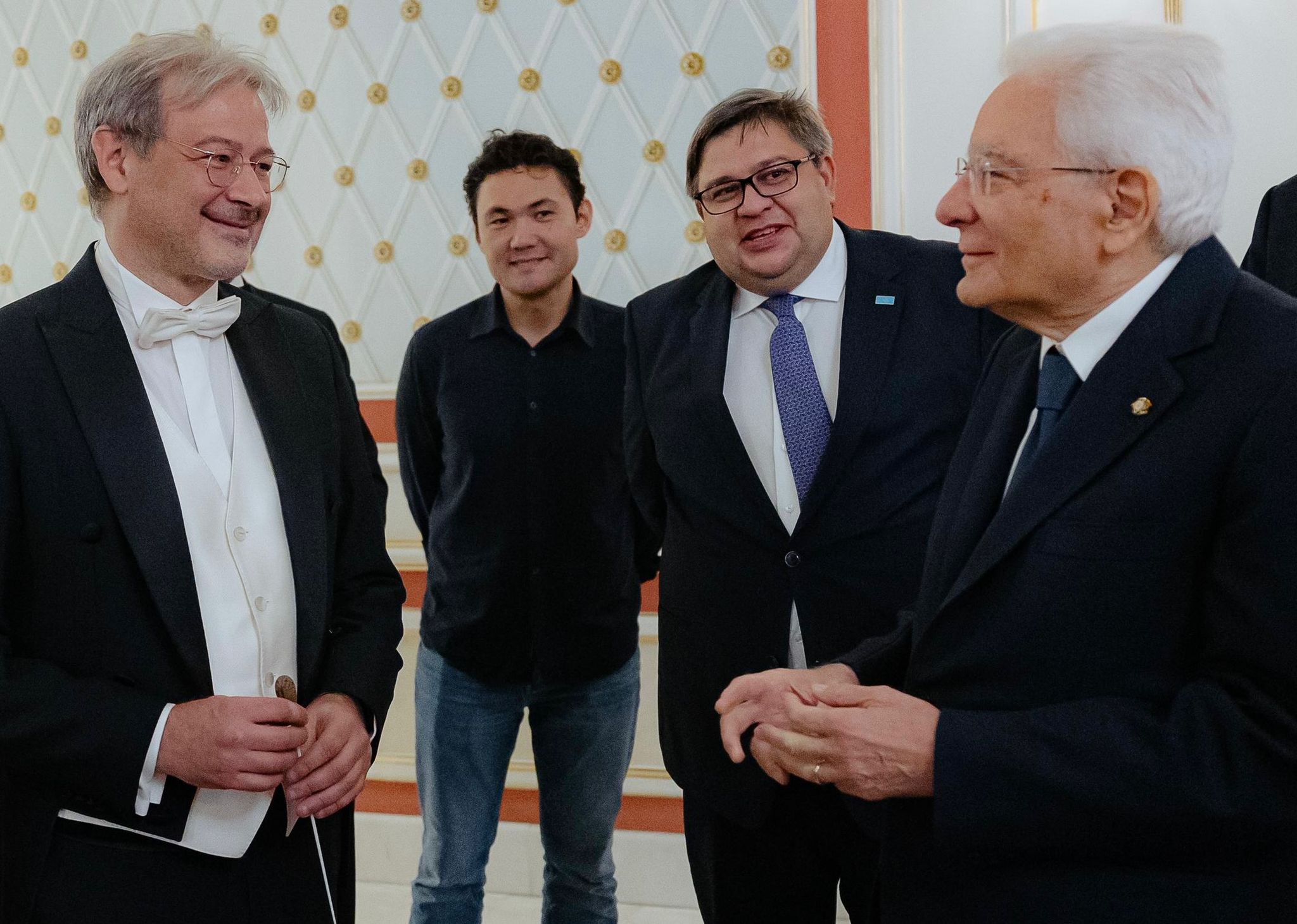 Mattarella in Kazakistan applaude Acquaviva, il direttore che ha trasformato il Teatro Sociale di Camogli