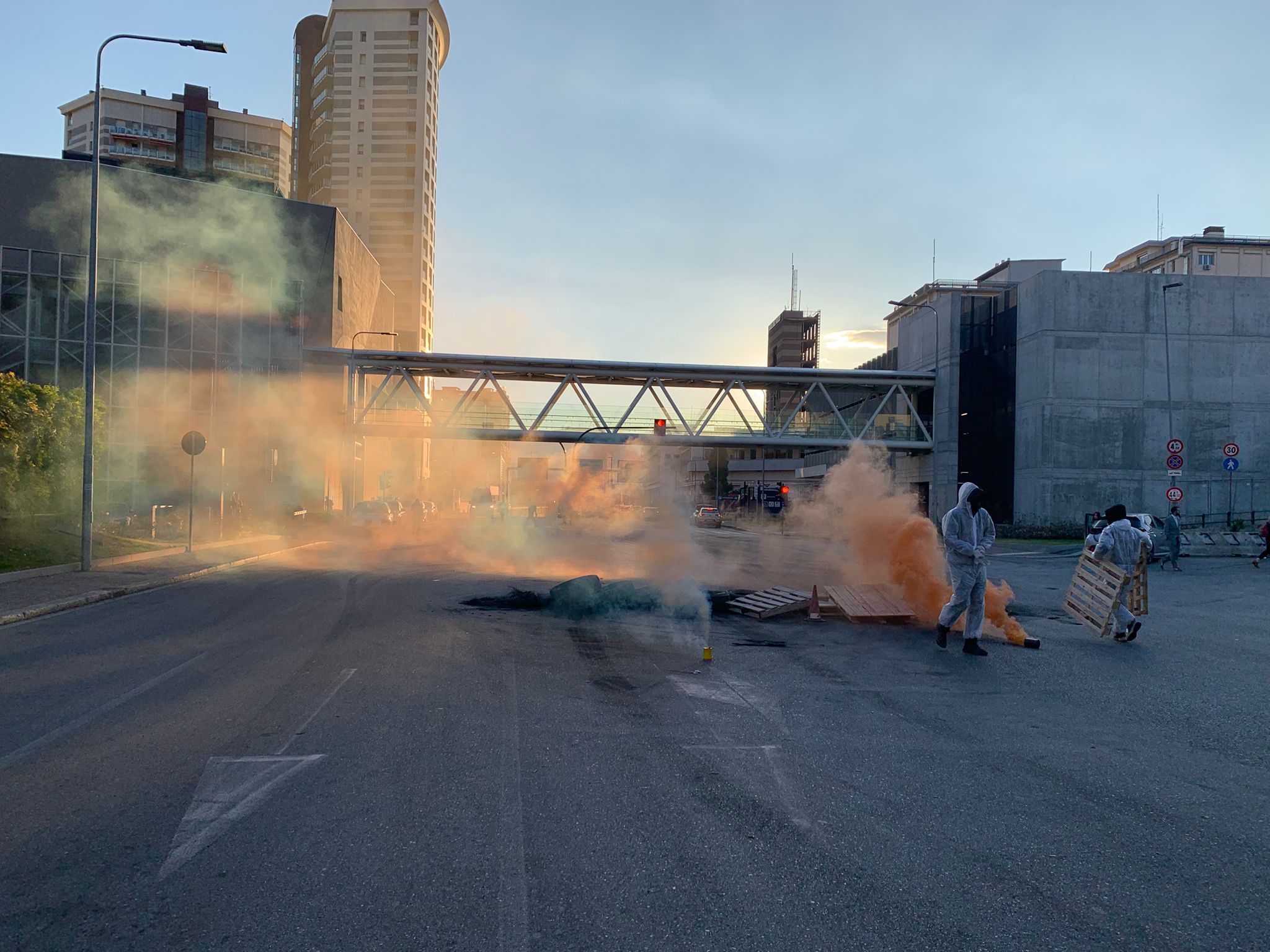 Flotilla, la protesta riprende: presidio fisso a Genova. Bloccati i varchi, domani lo sciopero generale