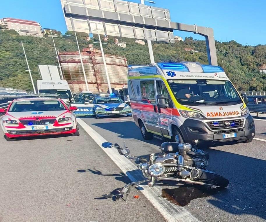 Moto tampona un furgone sul ponte San Giorgio: uomo ferito e lunghe code
