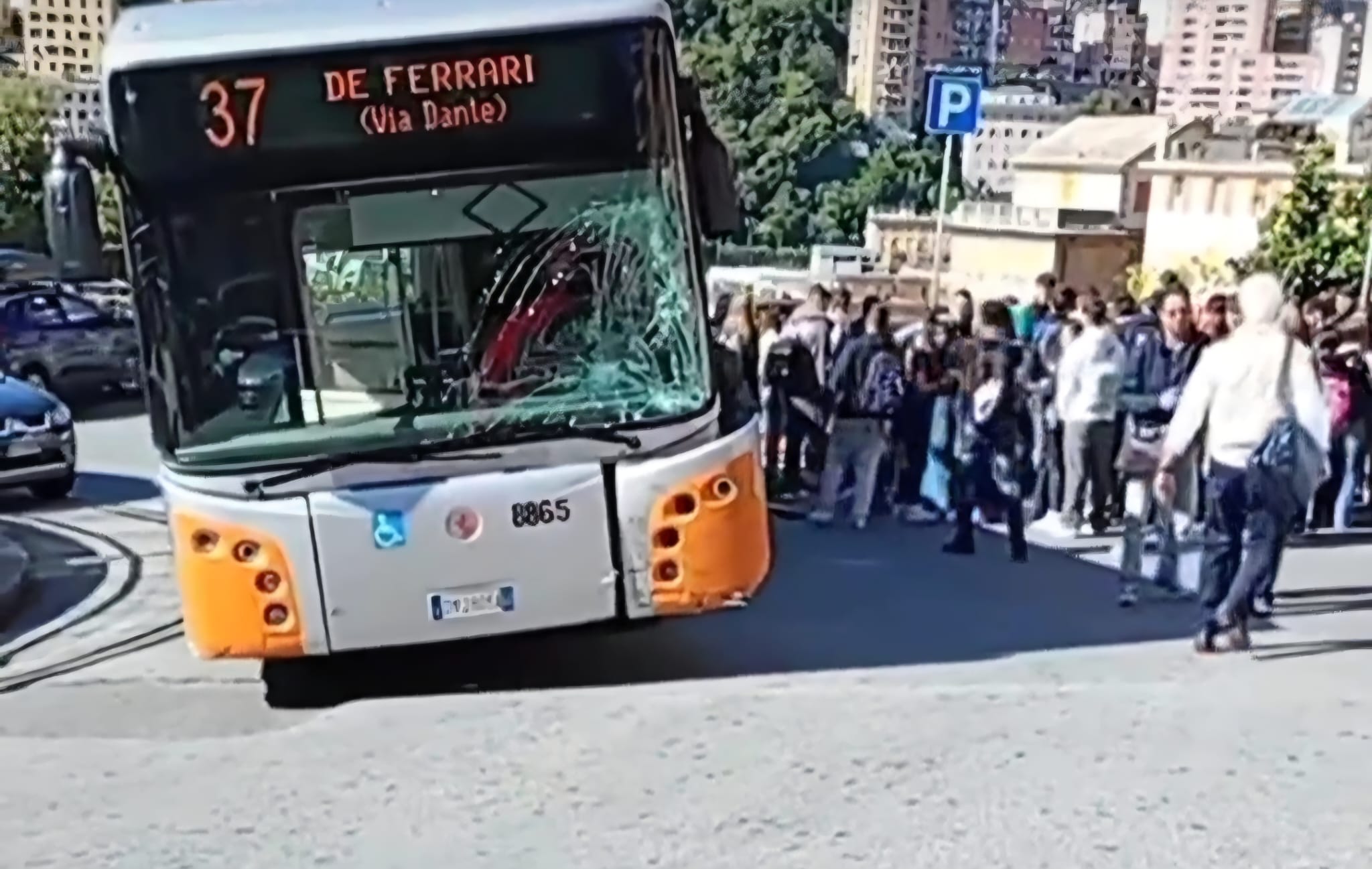 Scooter contro autobus a Marassi, 17enne al pronto soccorso