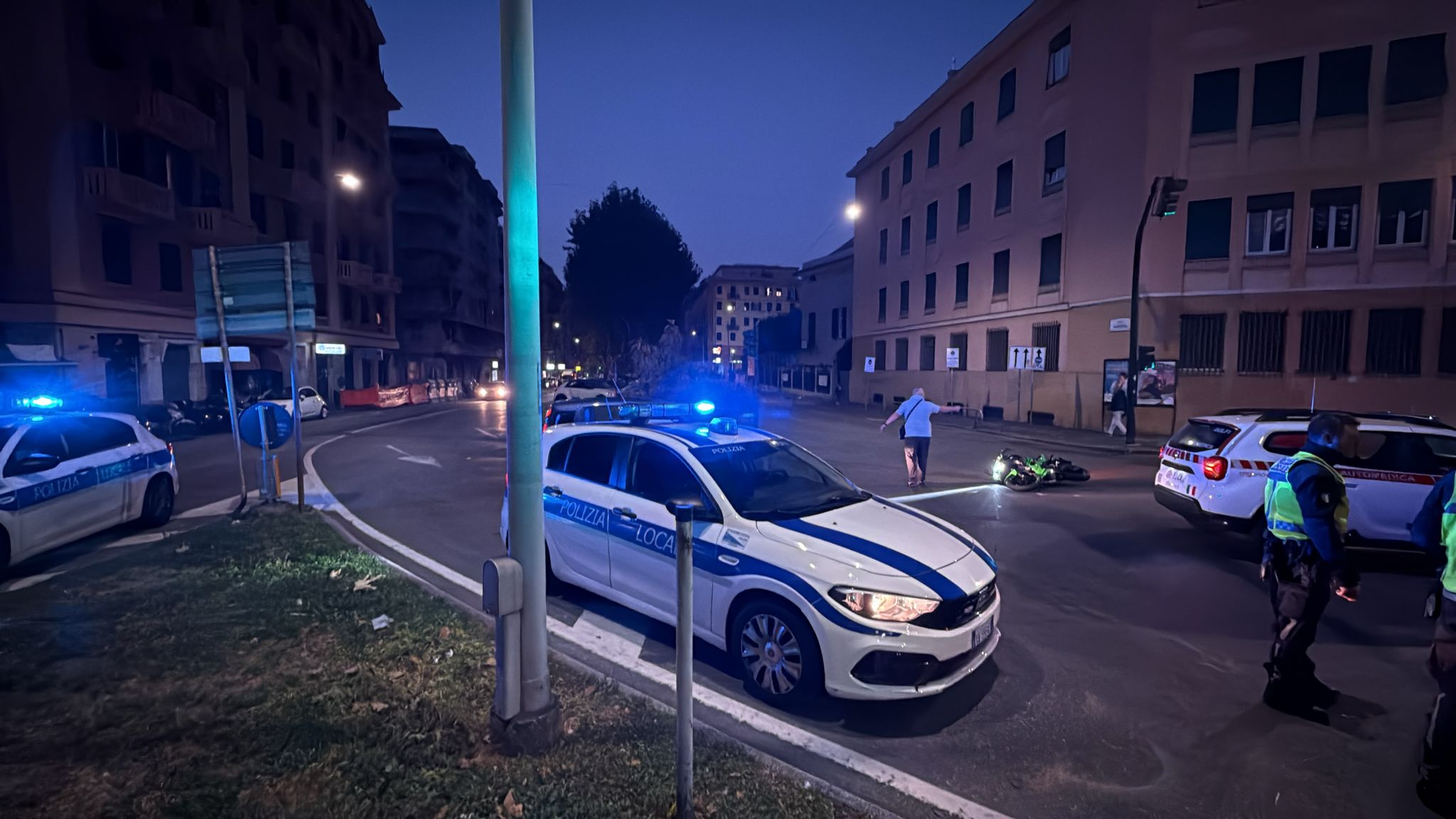 Incidente stradale, moto investe pedone in corso Sardegna: entrambi al pronto soccorso