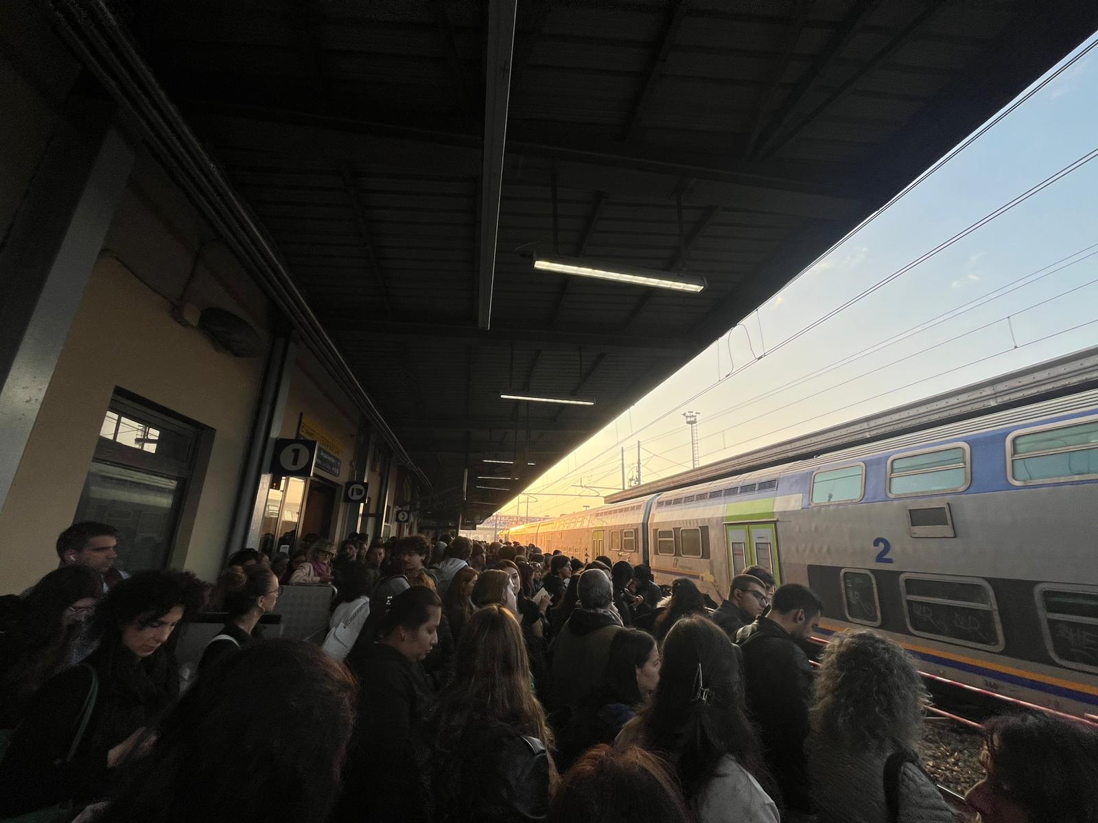 Mattinata di caos sui binari, treni soppressi e ritardi di quasi quattro ore