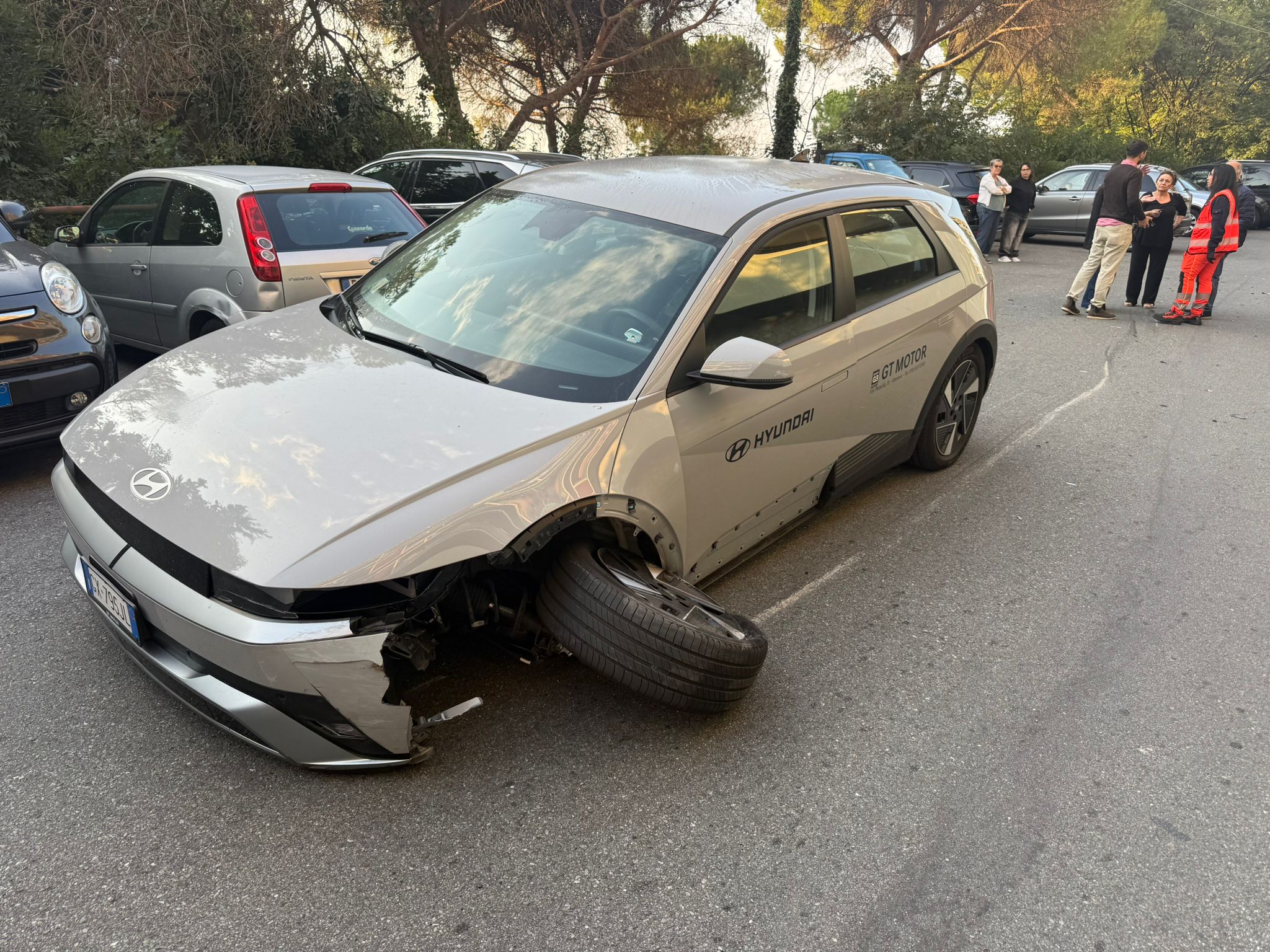 Frontale tra due auto in via Robino: una donna all'ospedale