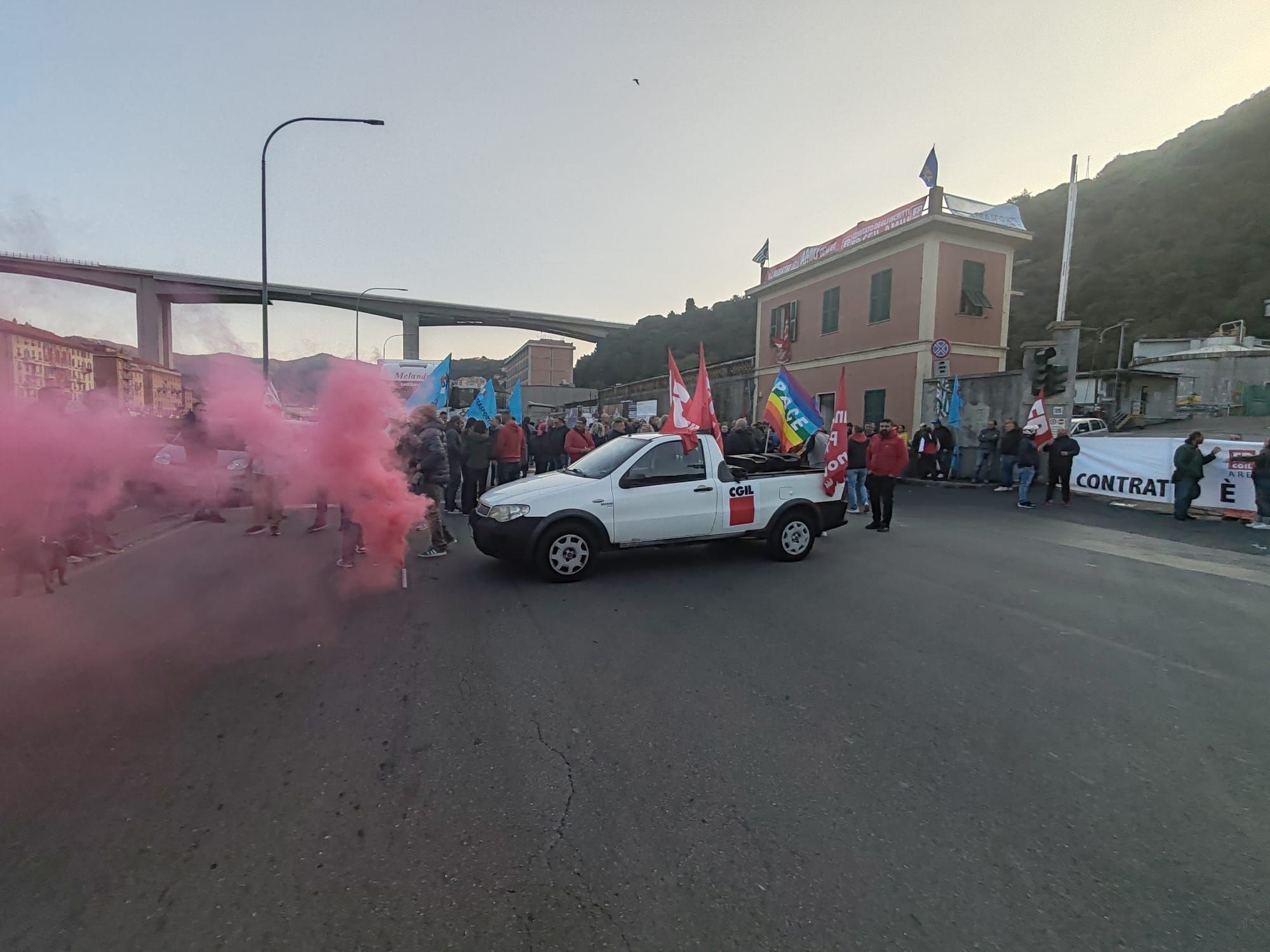 Amiu, sciopero di 24 ore: lavoratori in presidio davanti alla Volpara. La lettera di scuse ai genovesi