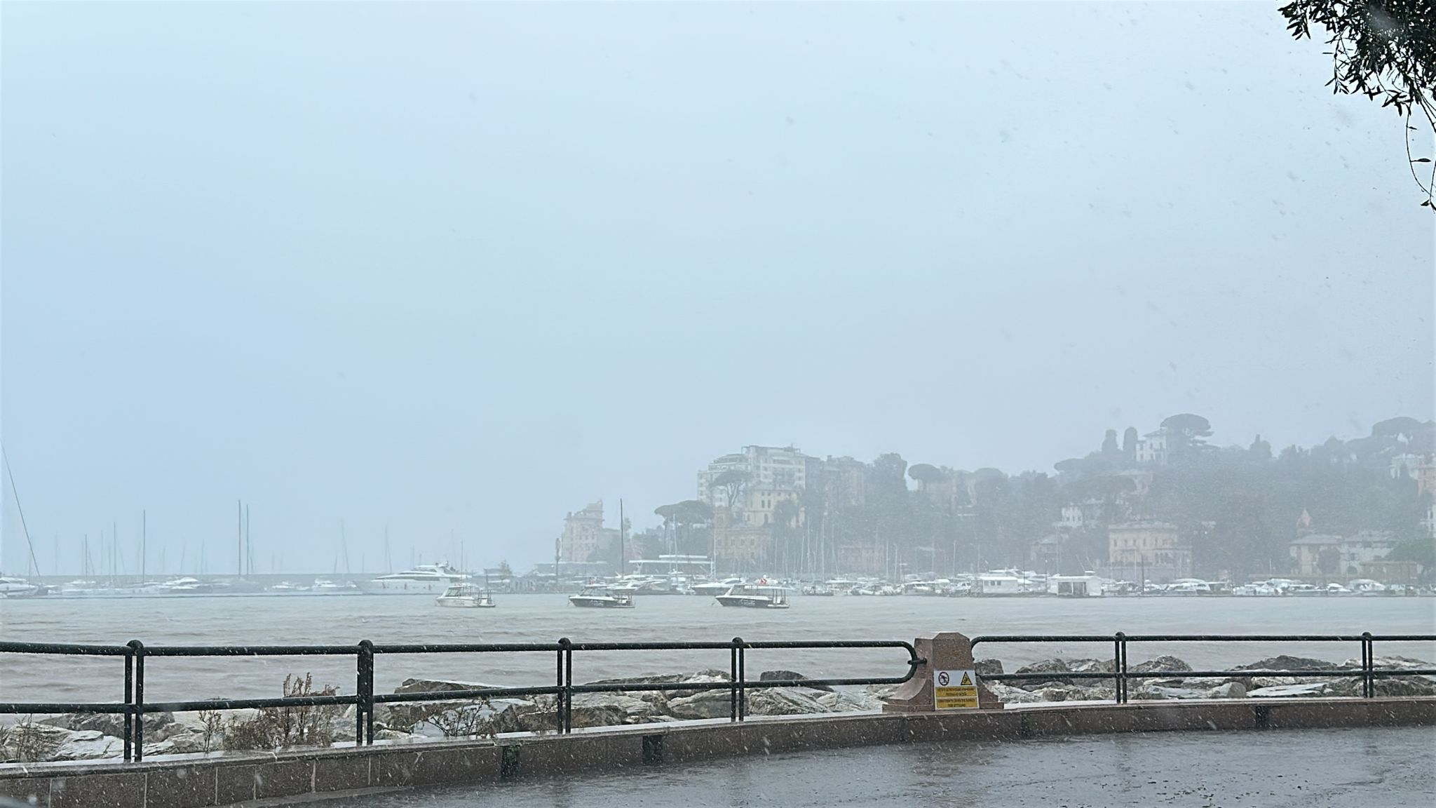 Maltempo, allerta arancione sul Centro-Levante della Liguria. Temporali sul Tigullio