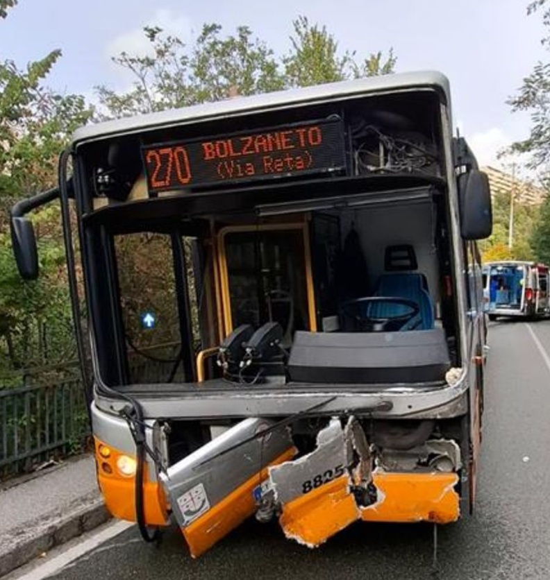 Scontro tra autobus e macchina a Begato, sette feriti di cui due gravi