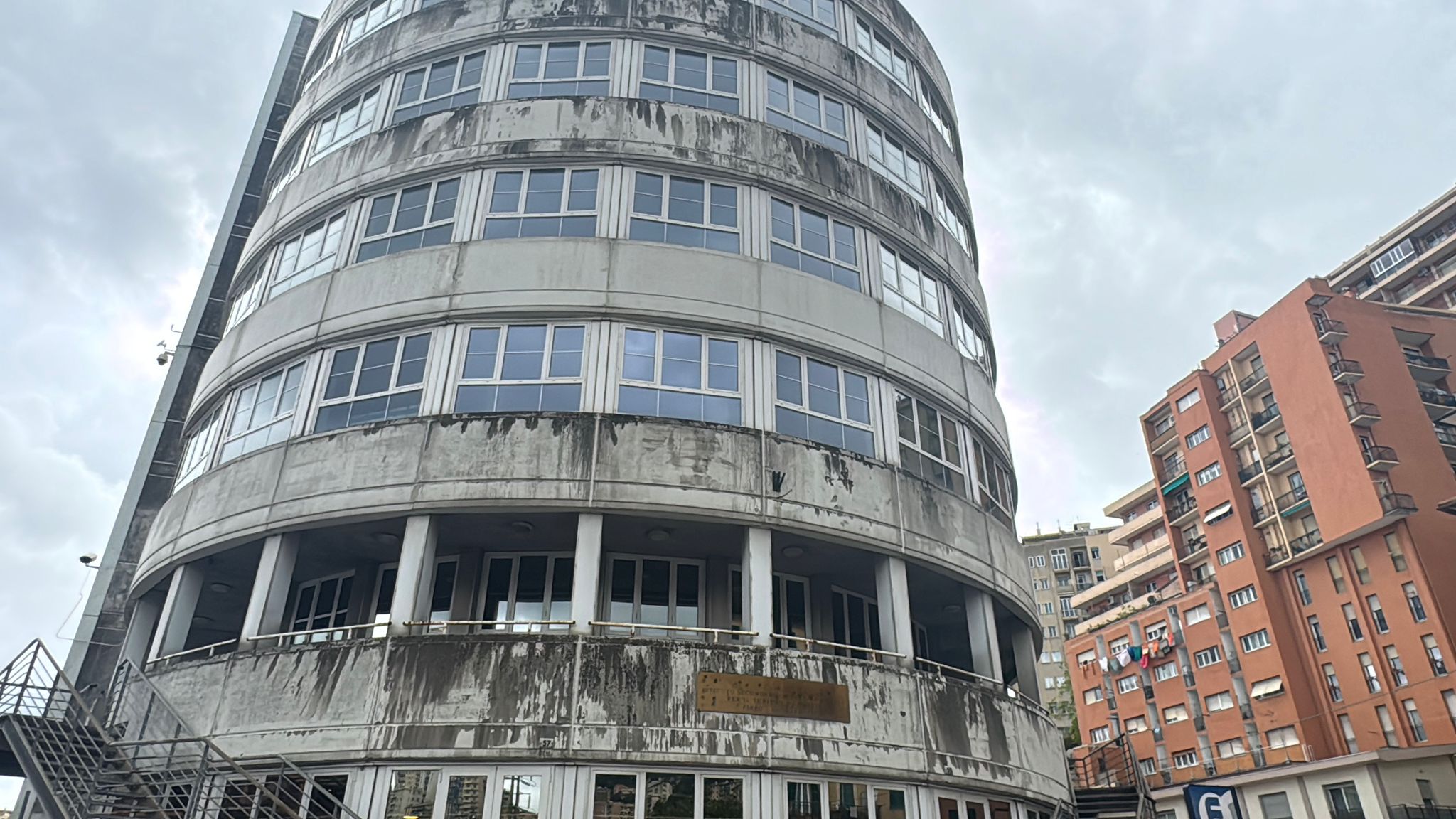 Blitz nella notte al Firpo occupato, svuotati gli estintori nelle classi. Due studenti aggrediti