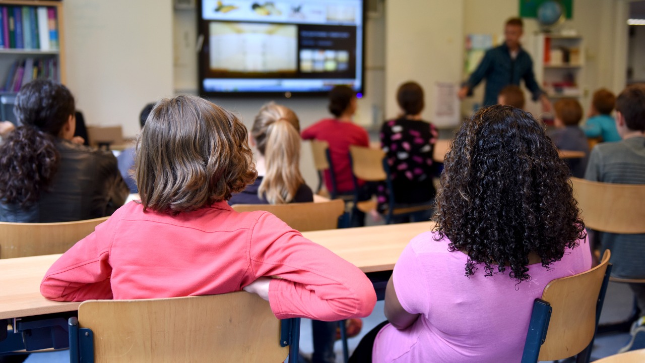 Educazione all'affettività, dopo le frasi sessiste Salis fa partire una raccolta firme