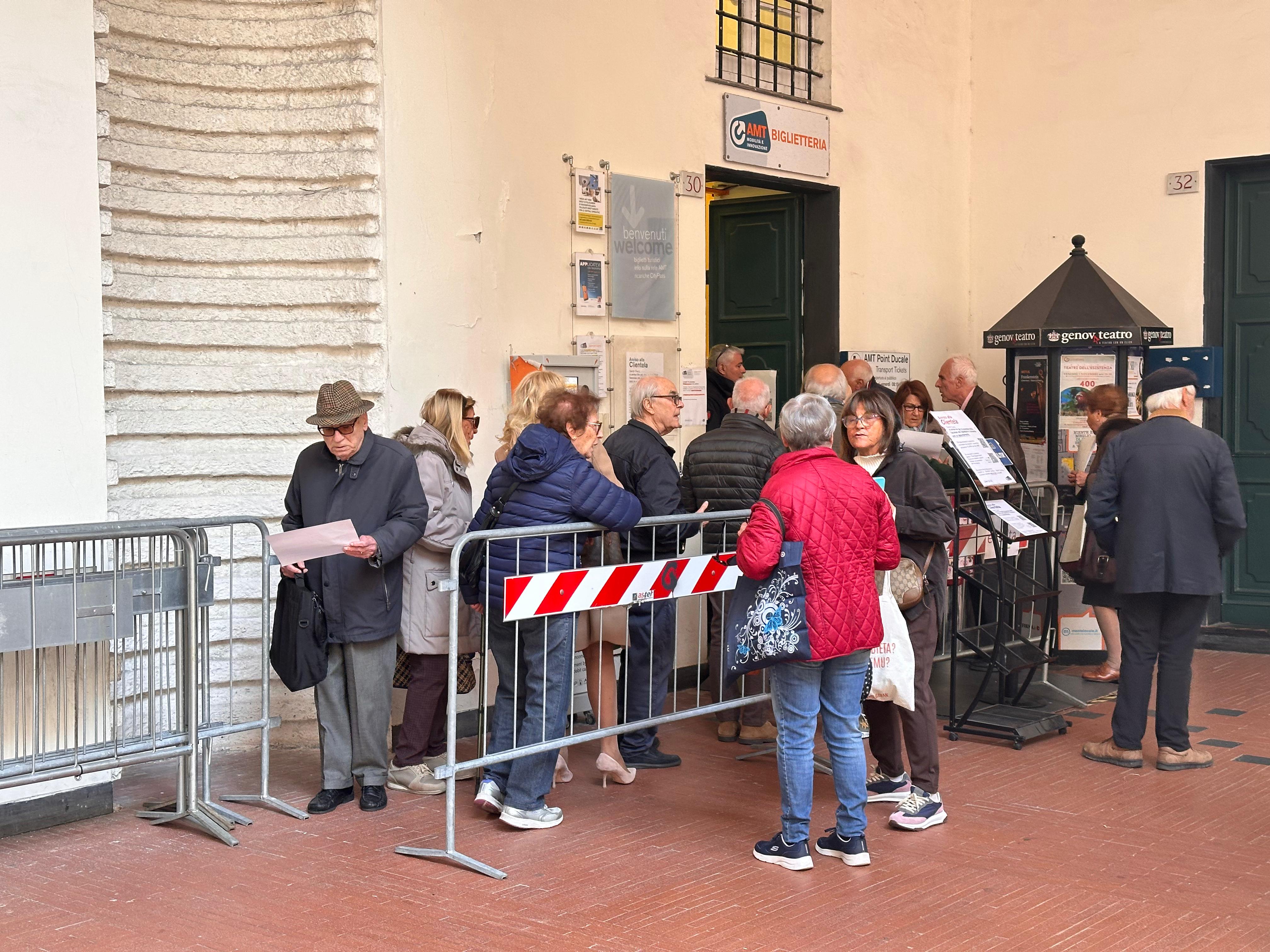 Abbonamenti Amt, molti anziani in fila senza appuntamento: