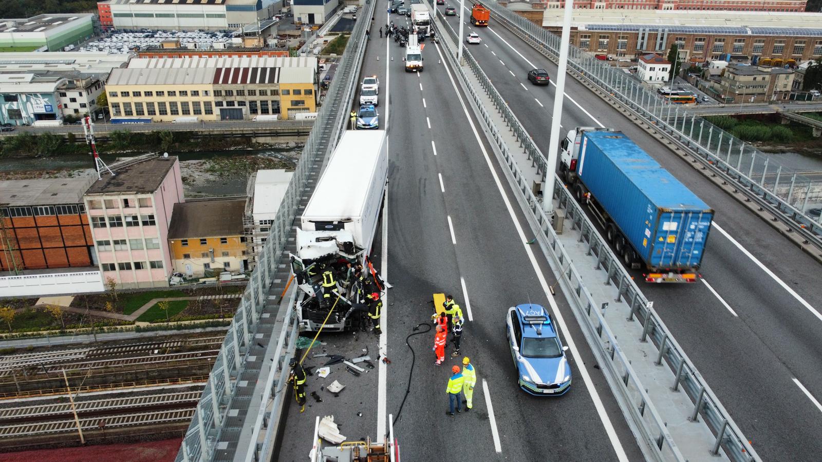 Tamponamento tra camion sul ponte San Giorgio: un ferito grave