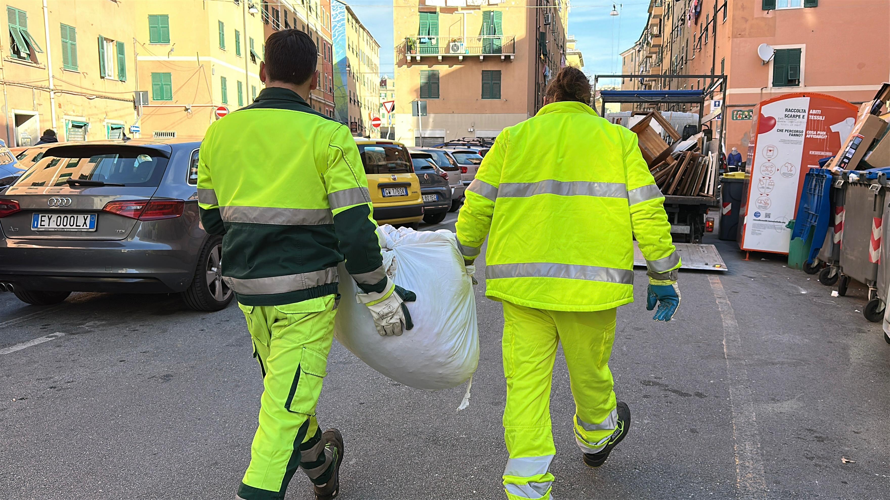 Armadi e materassi per strada, Amiu studia nuovi software e